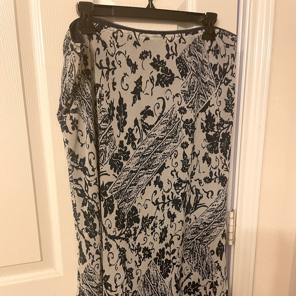Lightweight lined skirt in navy and off white